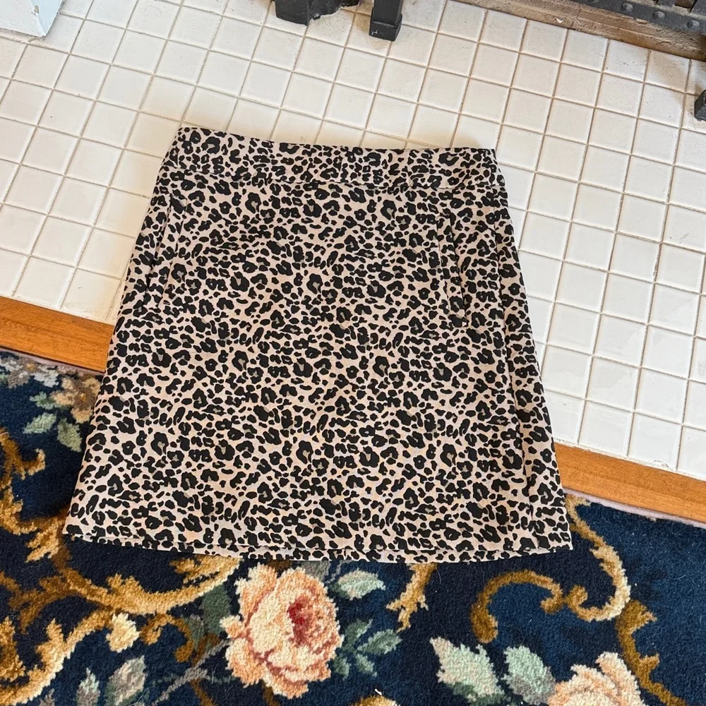 LOFT Tan and Black Animal Print Mini‎ Skirt w/side pockets. Worn once. 89 retail